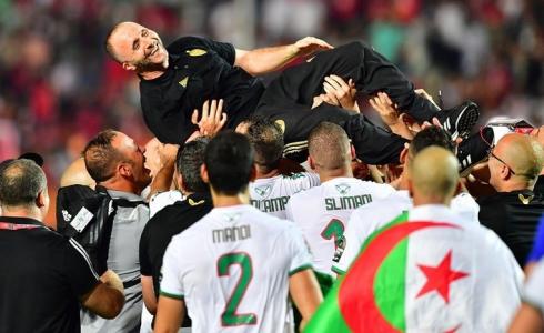 احتفال المنتخب الجزائري بفوزه على السنغال