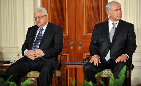 بنيامين نتنياهو رئيس الحكومة الإٍسرائيلية والرئيس الفلسطيني محمود عباس -ارشيف-