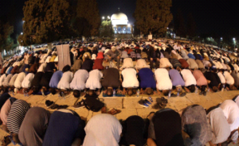 أكثر من 100 ألف مصل يؤدون  العشاء والتراويح بالأقصى