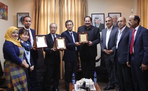 الوزير صيدم يكرّم فريقا يابانيا بعد استضافته في مركز المناهج