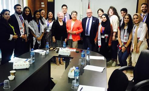 حنان عشراوي ووفد من القيادات الشابة