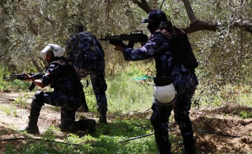 عناصر الامن خلال مطاردة مطلوبين غرب النصيرات