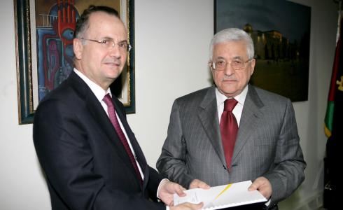 محمد مصطفى والرئيس محمود عباس