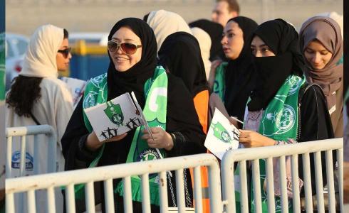 نساء سعوديات يحضرن مباراة كرم قدم بالملعب