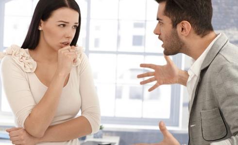 زوج يعصب على زوجته