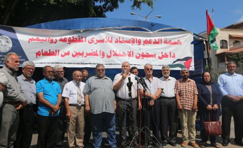وقفة في غزة تضامناً مع معتقلين فلسطينيين مقطوعة رواتبهم