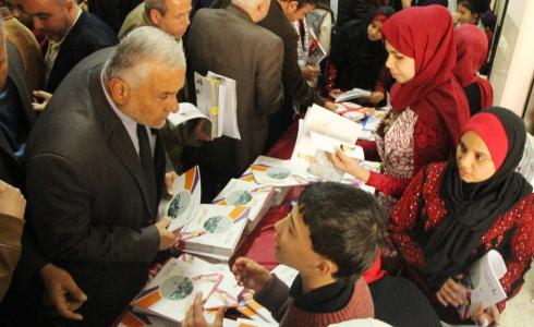 فتيات وفتيان يوقعون الاصدار السياحي الضوء المتجول