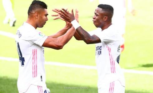 احتفال لاعب ريال مدريد فينيسيوس جونيور بهدفه مع زميله كاسيميرو