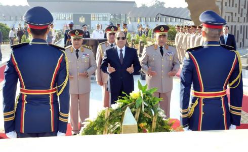الرئيس المصري عبد الفتاح السيسي يضع اكليل من الزهور على قبر الرئيس الراحل أنور السادات 