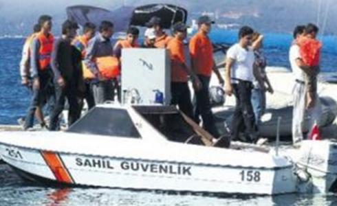 تركيا توقف مهاجرين حاولوا الوصول إلى جزيرة يونانية بينهم فلسطينيين