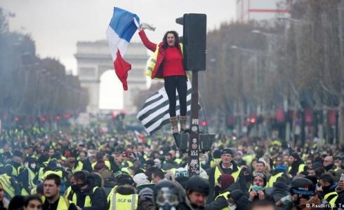 فرنسا تقترب من فرض حالة الطوارئ في البلاد