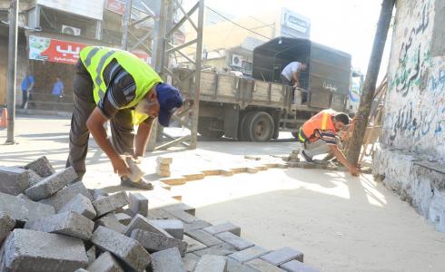 بلدية غزة تستخدم 430 مترا من البلاط في صيانة الشوارع