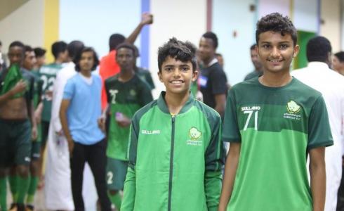اللاعب السعودي عاصم الحجاجي وأخيه 