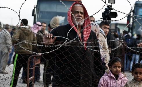 مواطن من غزة يقف قرب المناطق الحدودية -ارشيف-