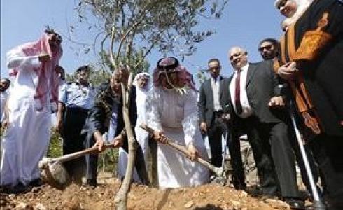 الرجوب وبعثة المنتخب السعودي يغرسان شتلة زيتون