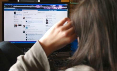 طلقها بسبب منشور فيسبوك