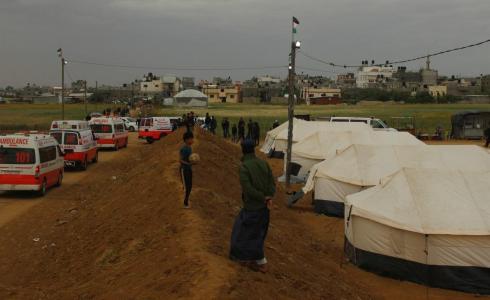 سيارات اسعاف الهلال الأحمر الفلسطيني تنتشر على حدود قطاع غزة