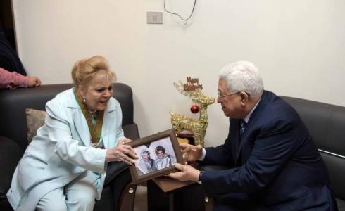 الرئيس عباس يكرم الفنانة نادية لطفي