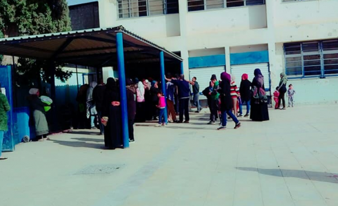 الأونروا توزع مساعدات انسانية على  أهالي مخيم سبينة بسوريا