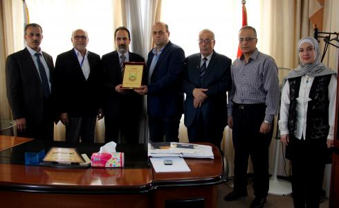 مركز الوفاء يكرم الغرفة التجارية