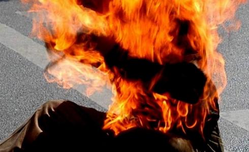 شاب فلسطيني يحاول الانتحار حرقاً وسط غزة