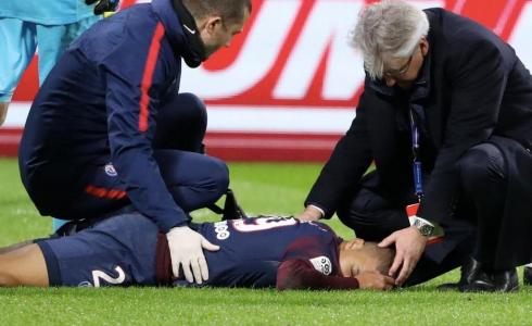  كيليان مبابي خلال إصابته في لقاء فريقه أمام ليون