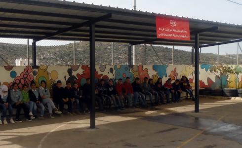 مظلة في ساحة مدرسة