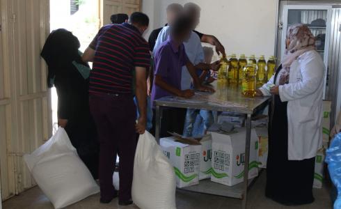 تكية أهل الخير توزع طرود غذائية على الأسر المستورة في المخيم