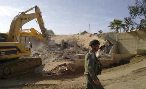 الاحتلال يعرقل عمل متضامنين بإزالة ركام سكنية بالأغوار