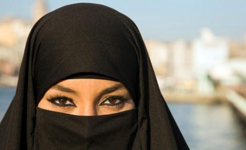 شاهد الفيديو شاعر يحرض على العنف وهجر المرأة