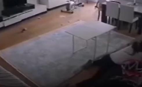 شاهد كيف حمَت أم طفلها خلال زلزال ازمير  – لحظة صعبة