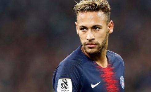  النجم البرازيلي نيمار لاعب باريس سان جرمان