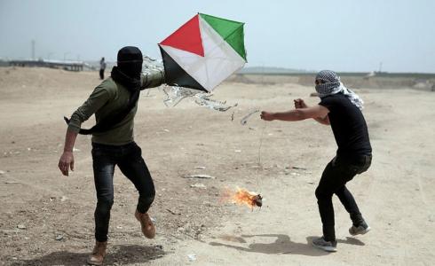 شبان فلسطينيون يجهزون طائرة ورقية حارقة شرق غزة