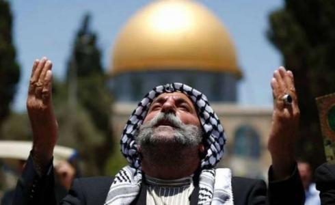 مواطن فلسطيني يصلي في المسجد الأقصى في القدس -من الارشيف-