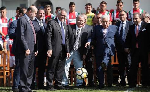 الرئيس عباس يحرز ركلة جزاء