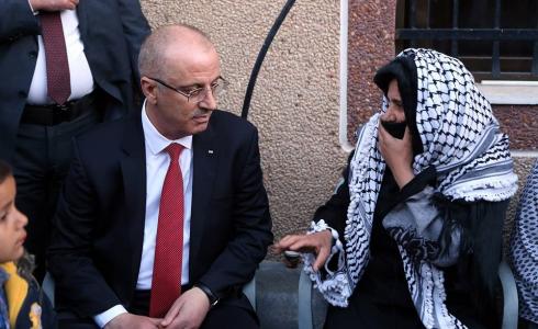 الحمد الله يقدم واجب العزاء لذوي الشهيد محمود عودة