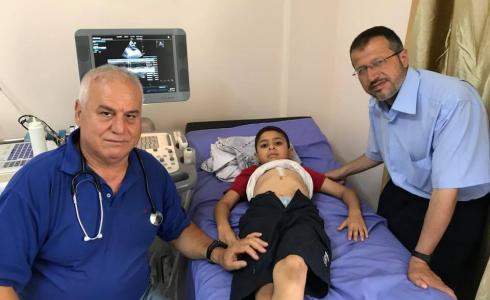 طبيب من اتحاد لجان الرعاية الصحية يسعف حالة مرضية بالقلب 