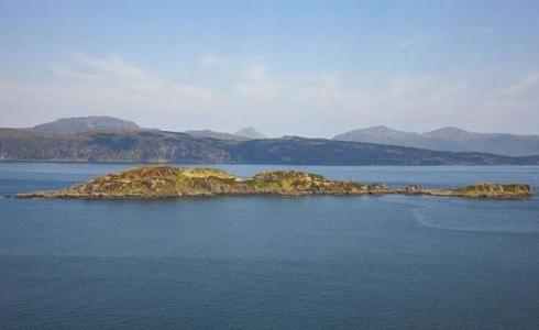 جزيرة إنش الاسكتلندية للبيع بسعر مغري