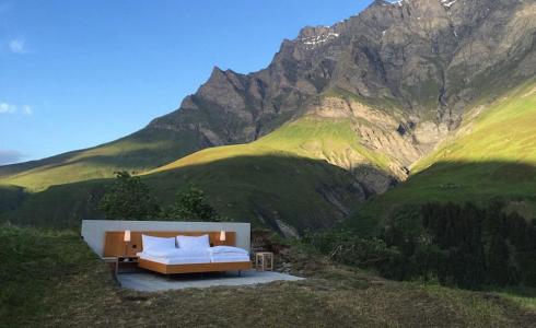 غرف نوم على تلال جبال الألب في سويسرا