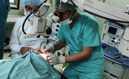مجمع ناصر الطبي يستأنف اجراء العمليات الجراحية -اجراء عملية جراحة عيون -