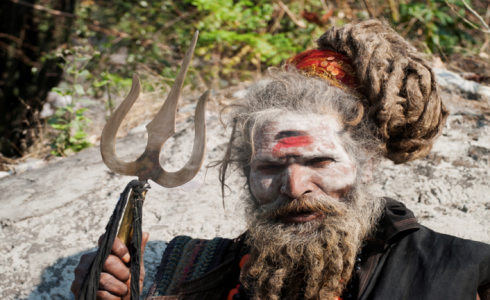 خفايا حياة قبيلة تعيش في المقابر "يلتهم أفرادها اللحم البشري" ويشربون من الجماجم!