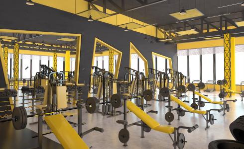 شاهد ماذا فعل مدرب بفتاة داخل قاعة رياضية