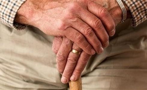 مُسن أردني يدخل القفص الذهبي مجددا