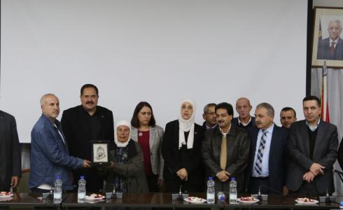 المكتب الحركي في "التربية" يكرم والدة عميد الأسرى كريم يونس