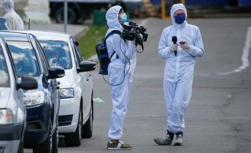 صحفيون يغطون أزمة فيروس كورونا  - توضيحية.