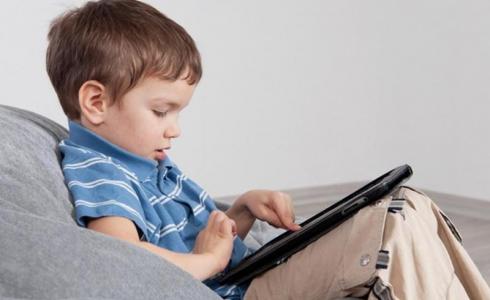 طفل يلعب بالايباد