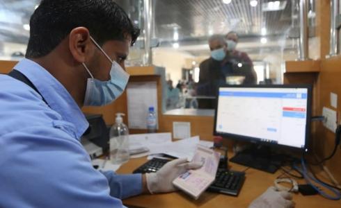 تدقيق جوازات المسافرين عبر معبر رفح - أرشيف