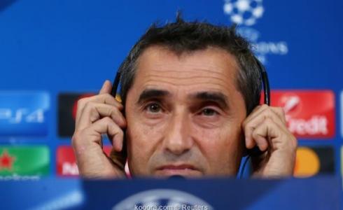 ارنستو فالفيردي مدرب برشلونة خلال المؤتمر الصحفي