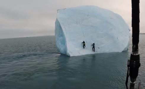 لحظة انقلاب الجبل الجليدي في القطب الشمالي