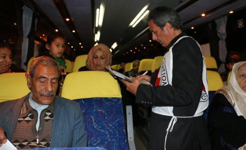 مغادرة دفعة من أهالي أسرى غزة لزيارة أبنائهم في سجن 'رامون'